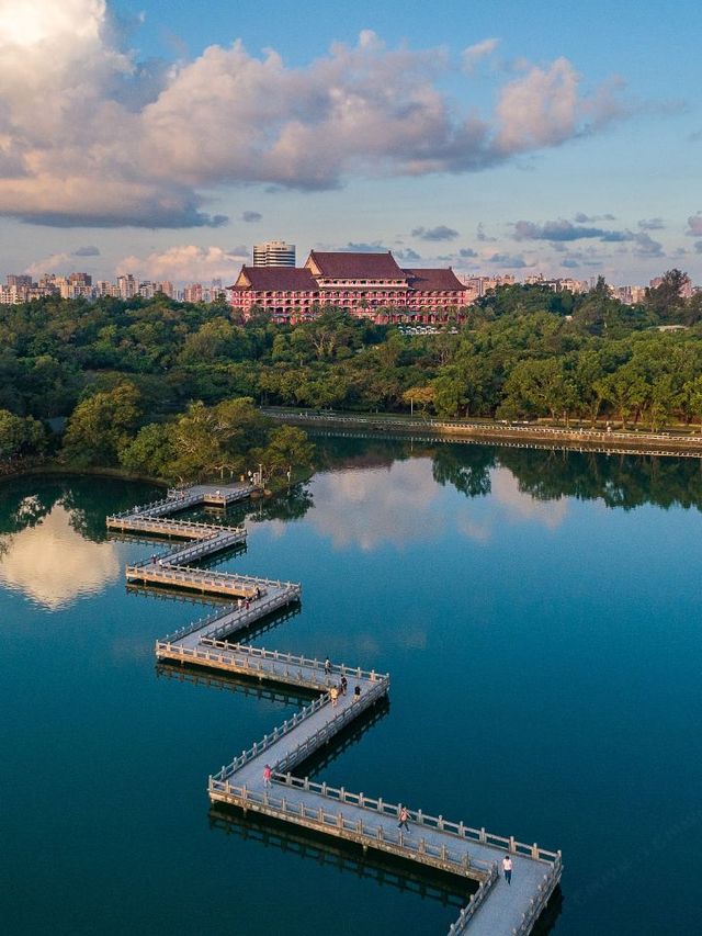🏰✨ Kaohsiung's Palace of Dreams: Stay in Grandeur 🌇
