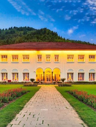 🏰✨ Srinagar's Splendid Stay: LaLit Grand Palace Review 🌄