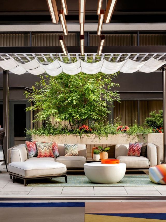 🌟 Toronto's Trendy Sleep Spots: W Hotel's Chic Retreat 🌟