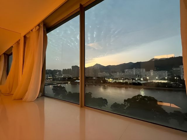 香港高性價比酒店推薦:舒適河景房與便捷交通的完美結合。
