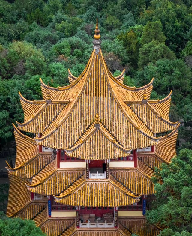 雲南昆明鳴鳳山金殿風景區丨體驗「衝冠一怒為紅顏」的心情。