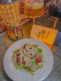 這家小酒館簡直就是我的桃花源。
