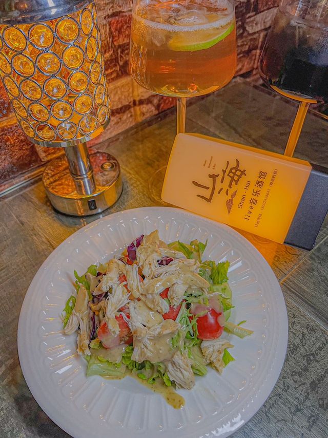 這家小酒館簡直就是我的桃花源。
