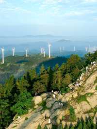武漢1.5小時車程直達山頂露營觀賞日出、風車和雲海。