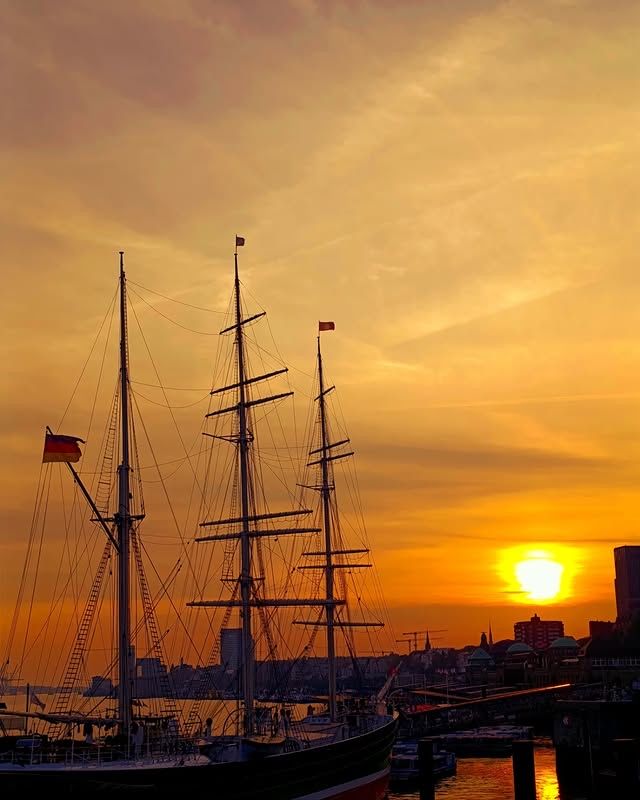 夕陽與航海的交響曲：呂貝克港口的黃昏之美