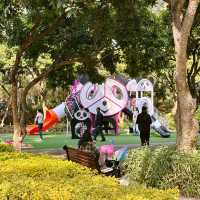 在忠侖公園賞花、閒談、散步、遛娃