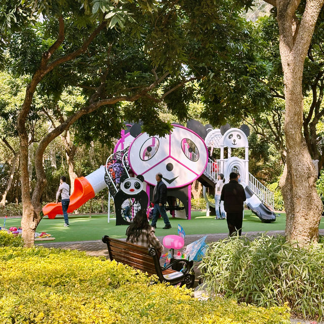 在忠侖公園賞花、閒談、散步、遛娃
