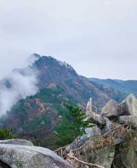 刀峰山是夏季旅遊的好地方