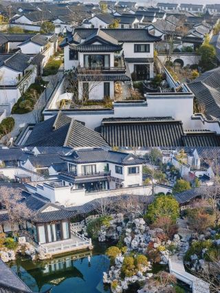 Escape to a Hot Spring Villa in the Mountains and Embrace a Relaxed Lifestyle