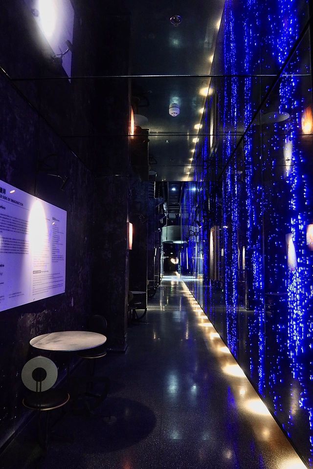 還以為走進某秀場拍大片？居然是藝術酒店🏨
進入他們家酒店大堂的時候我還以為走進秀場！！超級好看！牆上還