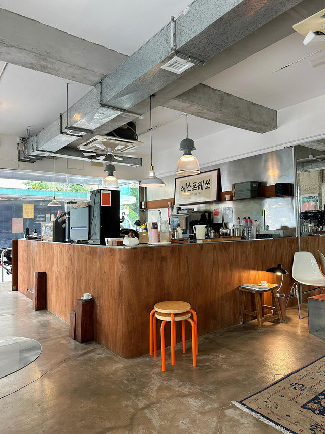 香港街角水泥風咖啡店｜韓系工業風的愜意時光☕️