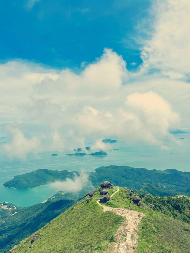 鳳凰徑上的雲端邂逅——香港行山者的天堂之旅
