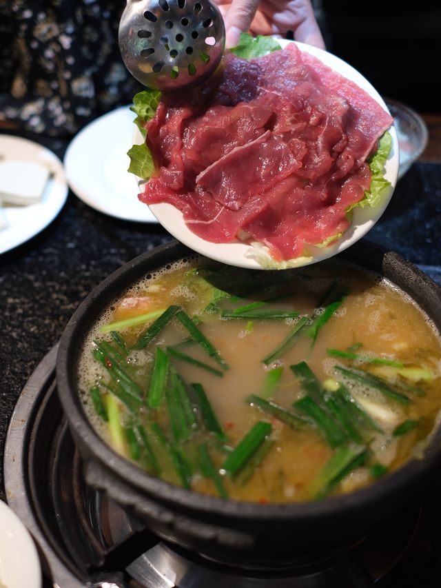 藏喺魔都嘅貴州風味——烙鍋火鍋，氣氛感爆棚！
