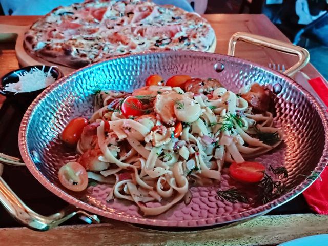 Phuket: A Culinary Tapestry Woven from the Sea and Spice