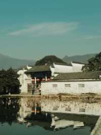 雲端與水岸的碰撞，奇峰與古鎮的結合