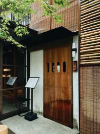 東京文青聖地！Fuglen咖啡廳：時光交錯的北歐風慢活體驗】**  