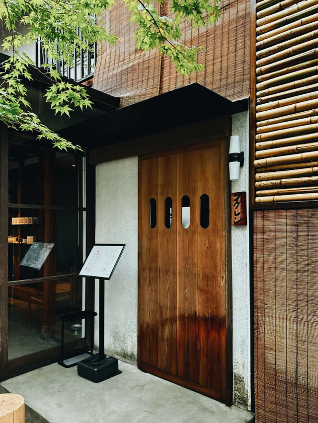 東京文青聖地！Fuglen咖啡廳：時光交錯的北歐風慢活體驗】**  