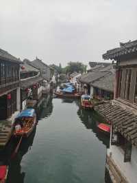 去周莊水鄉打開時光隧道，三天漫遊千年古鎮，每一幀都是水墨畫卷般的美  住宿Tips： 牆裂安利