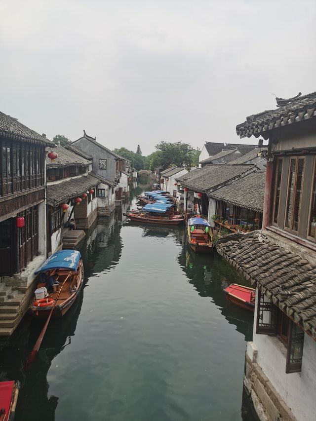 去周莊水鄉打開時光隧道，三天漫遊千年古鎮，每一幀都是水墨畫卷般的美  住宿Tips： 牆裂安利