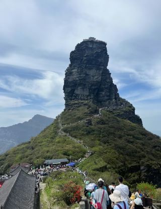 구름과 안개 속의 신비로운 버섯바위