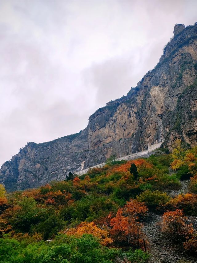 太行山懸崖上的彩虹仙境虹霓村揭秘
