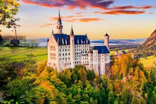 붉은 지붕과 흰 벽이 설산을 배경으로 빛난다~~ 모든 모퉁이마다 중세의 부드러움이 숨겨져 있다