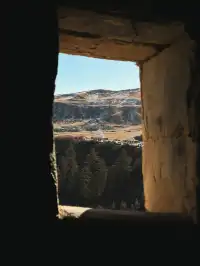 初冬的馬蹄寺，遠山微雪，不慌不忙爬樓去