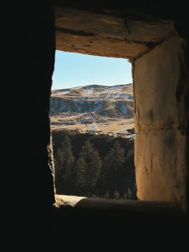 初冬的馬蹄寺，遠山微雪，不慌不忙爬樓去