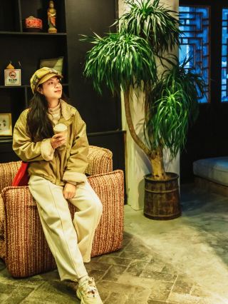 A niche coffee shop meets ethnic intangible cultural heritage: check in at Kaili's artistic coffee shop