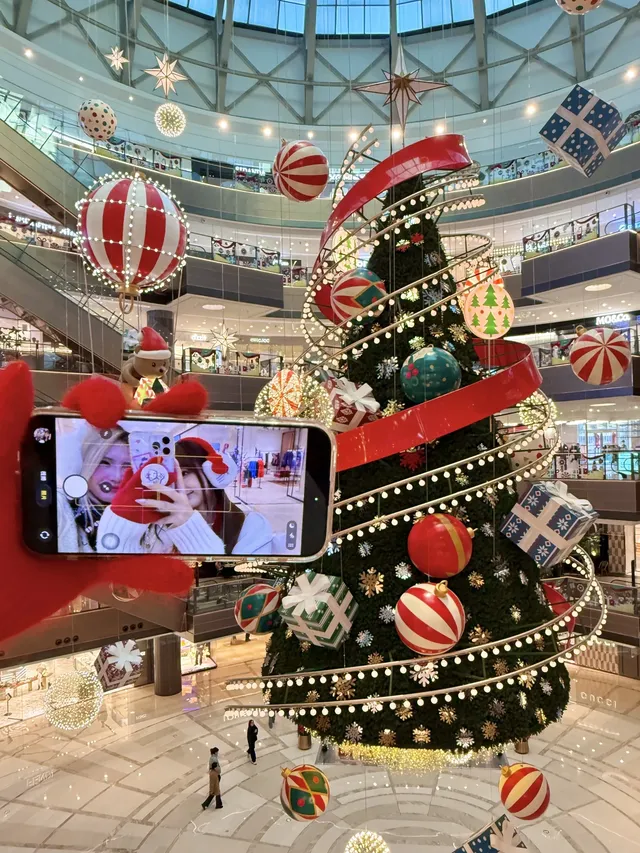 港匯今年的巨型懸浮聖誕樹美瘋了!!! 港匯今年的巨型懸浮聖誕樹美瘋了!!!