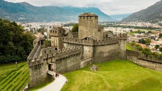 冬のスイス旅行、イタリア風情あふれる城塞の街ベリンツォーナを探訪