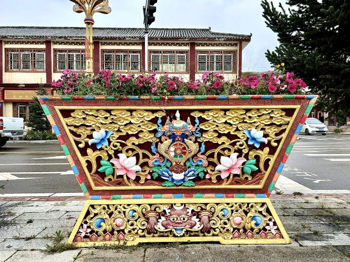 高原の聖地、赤い屋根の山々、金馬草原、緑の草原《色達》 | Trip.com 色達