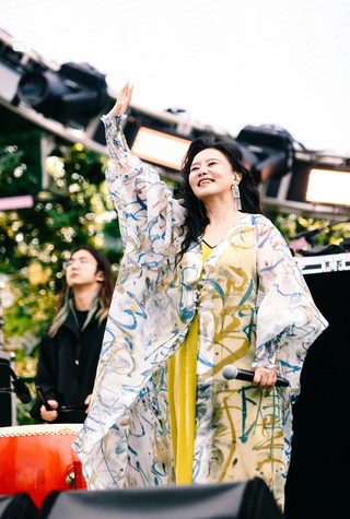 Numerous celebrities made appearances! My idol is here! Let's go for the Harbin Strawberry Music Festival!