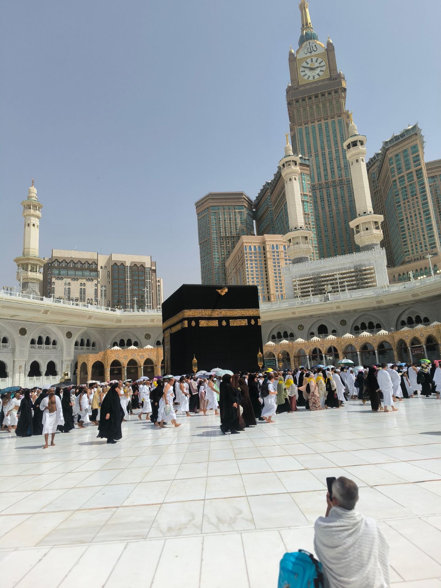 ช่วงเวลาอันศักดิ์สิทธิ์ ณ อัลกะอ์บาห์ 🕋✨
ก้าวเข้าสู่ใจกลางจิตวิญญาณของมักกะฮ์ด้วยการเยี่ยมชมอัลกะอ์บาห์ ศูนย์กลางอันเป็นสัญลักษณ์ของอัลฮะรอม ไม่ว่าคุณจะแสวงหาความสงบหรือการเชื่อมต่ออันน่าเกรงขาม สถานที่ศักดิ์สิทธิ์แห่งนี้สัญญาว่าจะมอบความรู้สึกใกล้ชิดกับพระผู้สร้างอย่างลึกซึ้งและสดชื่น

การเดินทาง:
เริ่มต้นการแสวงบุญของคุณที่อัลกะอ์บาห์ ซึ่งตั้งอยู่ภายในมัสยิดอัลฮะรอม (อัลฮะรอม มักกะฮ์ 24236) มัสยิดเปิดตลอดทั้งปี ตลอดทั้งวัน คุณจึงสามารถวางแผนการเยี่ยมชมของคุณเพื่อสัมผัสความสงบในยามเช้าตรู่หรือความเงียบสงบในยามค่ำคืน สิ่งที่ต้องทำ: เดินเวียนรอบกะอ์บาห์ (ตาวาฟ) การกระทำอันทรงพลังที่แสดงถึงความเป็นหนึ่งเดียวและความศรัทธา หยุดพักเพื่อการไตร่ตรองที่มะกอมอิบราฮิมและดื่มน้ำซัมซัมเพื่อฟื้นฟูจิตวิญญาณ

สำหรับจุดถ่ายภาพ ถ่ายภาพความยิ่งใหญ่ของกะอ์บาห์จากชั้นบนหรือใกล้กับหินดำเพื่อมุมมองอันเป็นเอกลักษณ์ ช่วงเช้าตรู่หรือช่วงเย็นจะมีแสงนุ่มนวลกว่าและคนน้อยกว่า

คำแนะนำที่เป็นประโยชน์: แต่งกายสุภาพและสบาย และตรวจสอบให้แน่ใจว่าคุณทราบระเบียบการเข้ามัสยิด เก็บของมีค่าของคุณให้ปลอดภัยและใช้ประโยชน์จากสิ่งอำนวยความสะดวกที่ได้รับการดูแลอย่างดีของมัสยิด มีบริการรับฝากรองเท้า – นำกระเป๋าเล็กๆ มาด้วยเพื่อความสะดวกในการพกพา ดื่มน้ำบ่อยๆ และพักเป็นระยะๆ พื้นหินอ่อนอาจทำให้เท้าของคุณเจ็บได้ระหว่างการละหมาดเป็นเวลานาน

ข้อควรระวัง: มัสยิดอาจมีผู้คนหนาแน่น โดยเฉพาะอย่างยิ่งในช่วงเวลาละหมาดหรือฮัจญ์ โปรดปฏิบัติตามเส้นทางเดินที่กำหนดไว้เสมอและฟังประกาศ

ข้อคิดส่วนตัว: โอบรับพลังทางจิตวิญญาณ
เป็นเรื่องที่สดชื่นและทำให้รู้สึกนอบน้อมที่ได้เห็นผู้คนมากมายแสวงหาความใกล้ชิดกับพระผู้สร้าง ปล่อยให้ตัวเองได้ดื่มด่ำกับความกตัญญูและความสงบสุข

#มักกะฮ์ #อัลกะอ์บะฮ์ #การเดินทางทางจิตวิญญาณ #สถานที่ศักดิ์สิทธิ์ #เคล็ดลับการเดินทาง
