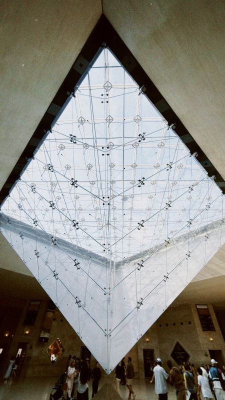 ルーヴル美術館はパリで最も人気のある美術館の一つであり、その歴史は