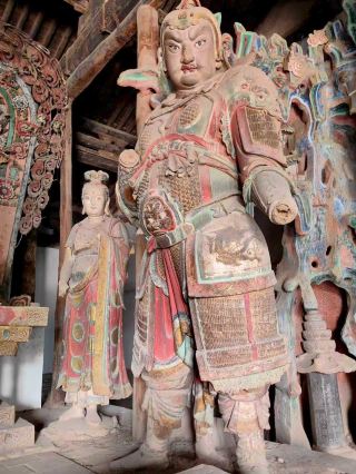 土塁に隠された国宝の寺