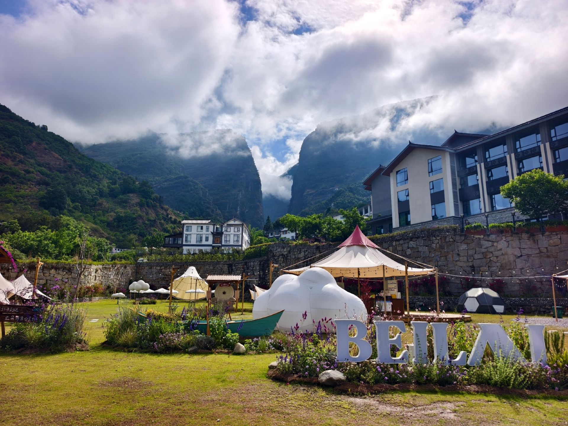 Private hot springs in Dali, soak in a 4A-rated canyon and stargaze.