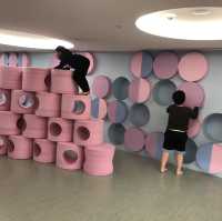 這間以泡泡為主題的現代風飯店坐落於住宅區街道旁，風格獨特，步行 12 分鐘可抵達積木博物館，距離宜蘭火車站 4 公里。雖然沒有泳池、健身房但有靜態的拍照設施
