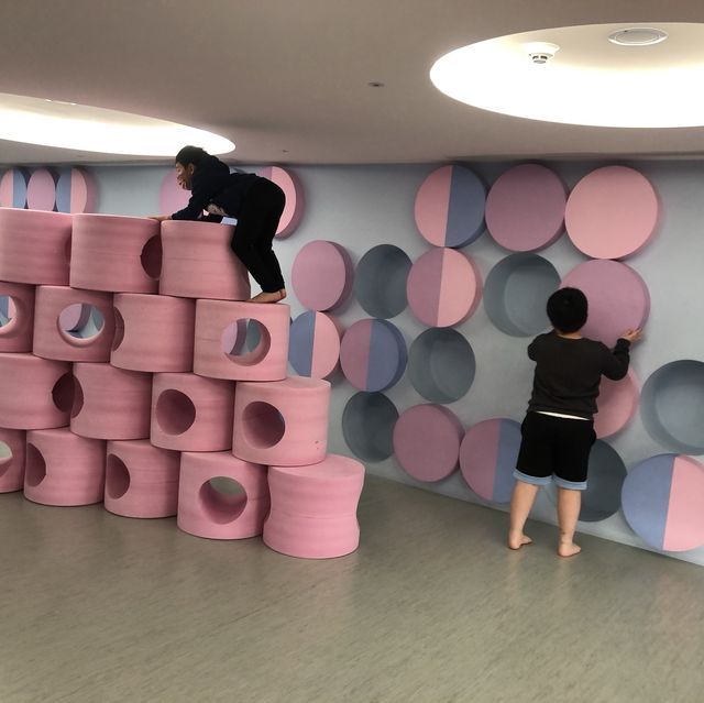 這間以泡泡為主題的現代風飯店坐落於住宅區街道旁，風格獨特，步行 12 分鐘可抵達積木博物館，距離宜蘭火車站 4 公里。雖然沒有泳池、健身房但有靜態的拍照設施