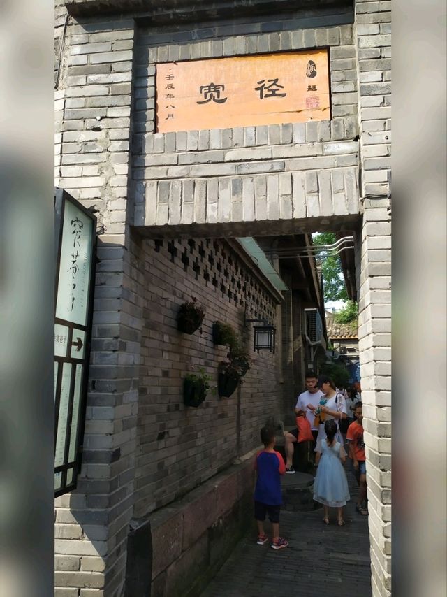寬窄巷子(四川成都)最熱門景點～地鐵站一出就到