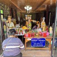 ชมโบสถ์ไม้แกะสลัก ที่วัดเขาชวัง