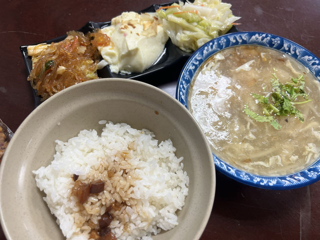 傳統的連鎖便當店｜金仙滷肉飯，覺得雞排飯比較好吃