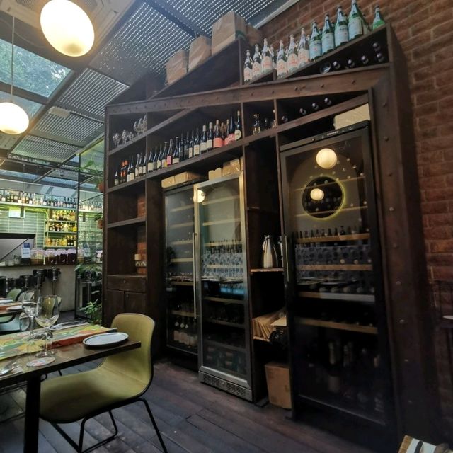 lovely restaurant in iconic neighbourhood