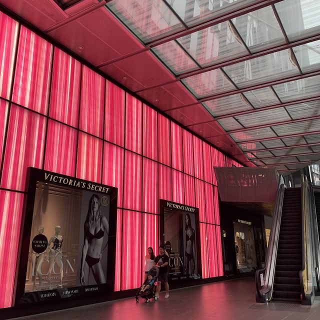 Mandarin Gallery - a more upscale shopping ma