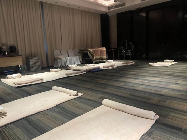 아쿠아보드, 요가, 아쿠아핏 등 다양한 액티비티와 아름다운 끌롱무앙비치가 있는 두짓타니 끄라비 비치 리조트