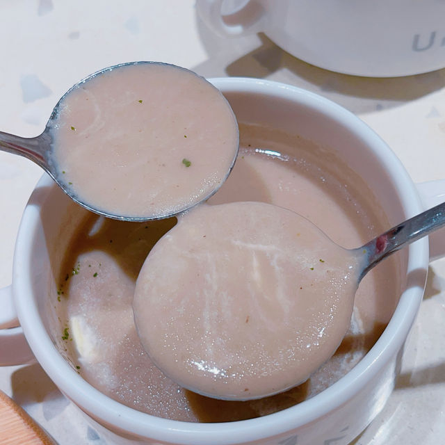 收工約埋閨蜜去貓貓cafe，忙咗成個星期終於可以唞吓，坐低食嘢傾吓偈，又可以玩貓貓，治癒感一流！
