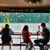 ร้านกาแฟริม​แม่น้ำบางปะกง