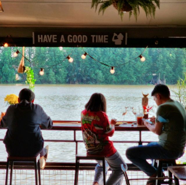 ร้านกาแฟริม​แม่น้ำบางปะกง