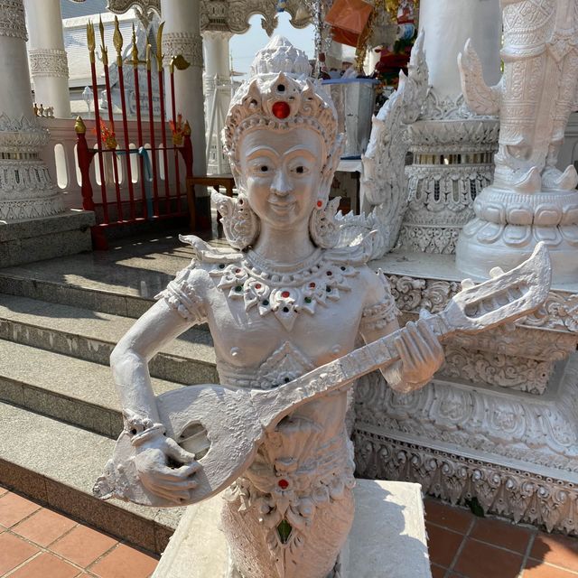 สักการะศาลพระหลักเมืองที่วัดมิ่งเมือง น่าน