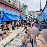 The market that train passing by Maeklong St